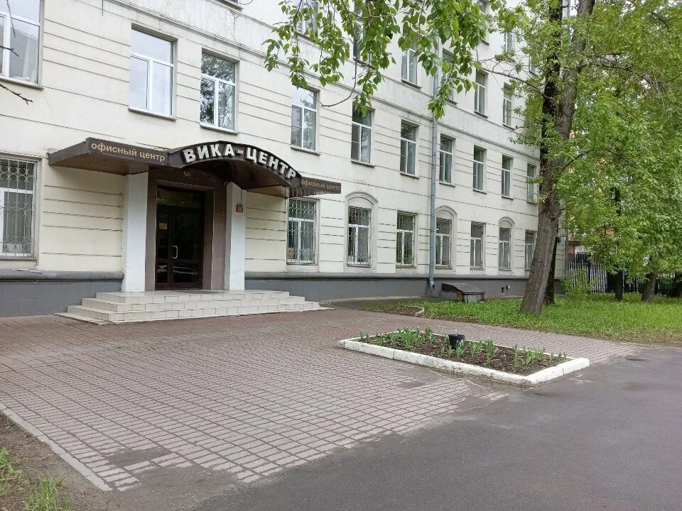 Вход в бизнес-центр со стороны двора